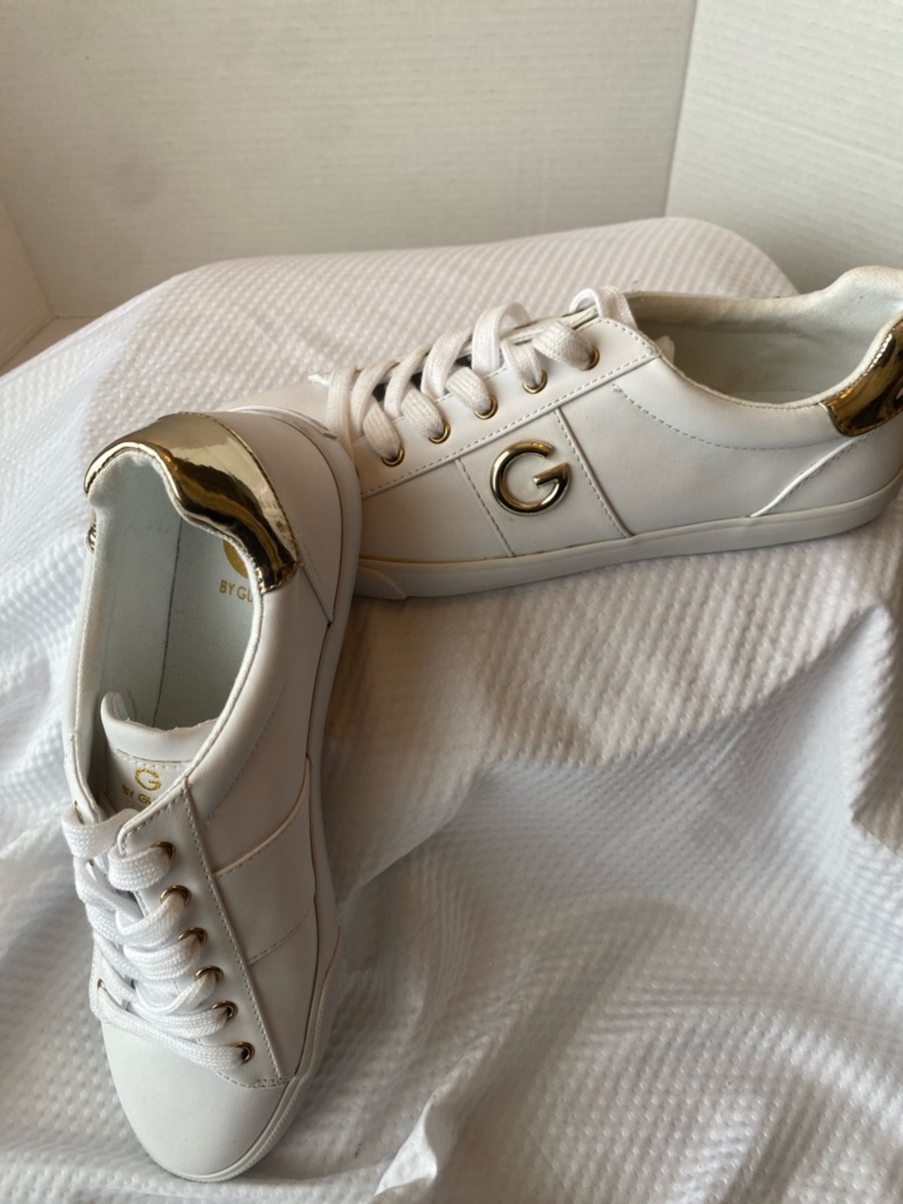 G by Guess White Sneakers with Gold Accents Super Cute Women’s Size 11M NWOT - Picture 3 of 9